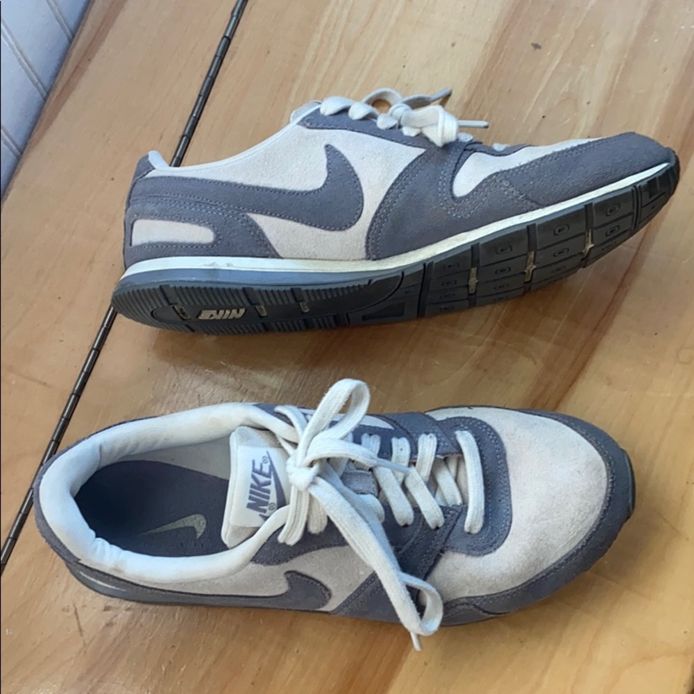 Casual Nike sneakers in good condition.